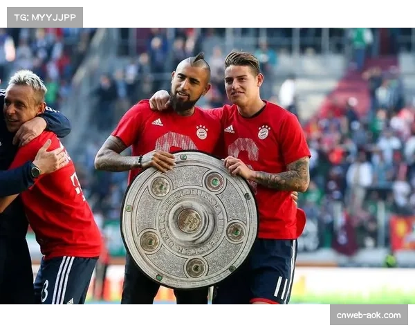 拜仁更衣室庆祝画面曝光团队气氛融洽士气高涨目标一致信心满满 拜仁更衣室庆祝画面曝光团队气氛融洽士气高涨目标一致信心满满