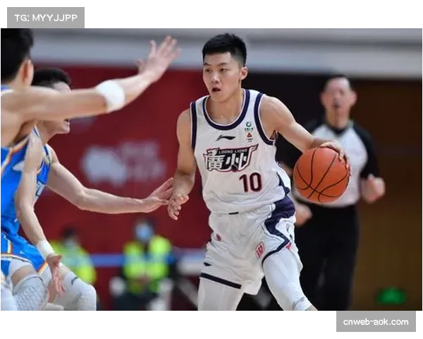 CBA技巧教学进课堂，青少年运球基础获指导